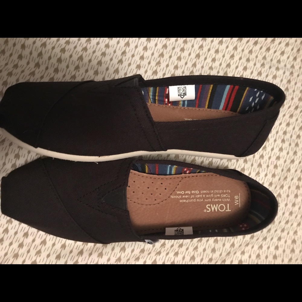 Toms - Picture 2 of 5